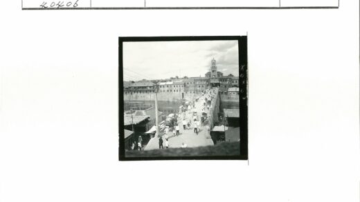 钟楼桥梁与河流街景.jpg