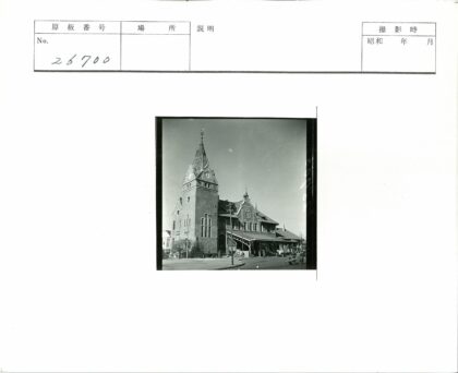 钟楼砖砌建筑前街景.jpg