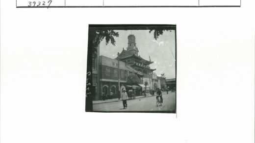 钟楼街景与人力车交通.jpg