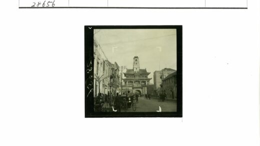 钟楼街景与黄包车人流.jpg