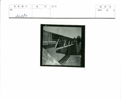 钢桁架桥横跨干涸河床.jpg