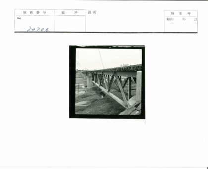 钢桁架桥横跨浅河床.jpg