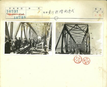 钢桁架桥行人山水风光.jpg