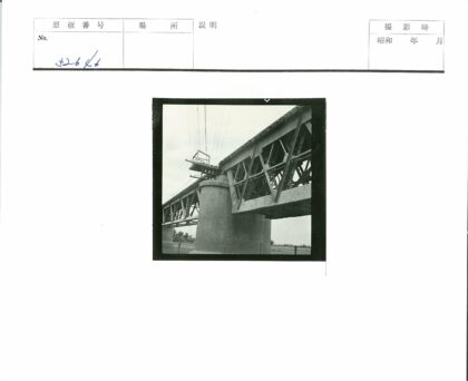 钢桥与田野黑白照.jpg
