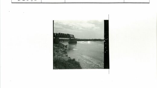 钢桥桁架跨河岸云景.jpg