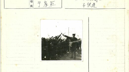 铁丝网前分发物资的制服人员.jpg