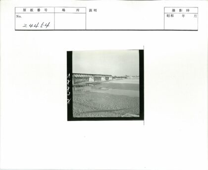 铁桥横跨宽阔河床晴空.jpg