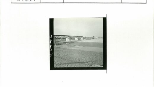铁桥横跨宽阔河床晴空.jpg