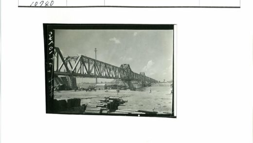 铁桥横跨河流与城市风光.jpg