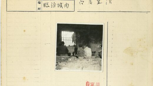 铁窗昏暗室内三人.jpg