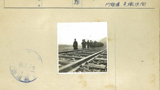 铁路人群与群山背景.jpg