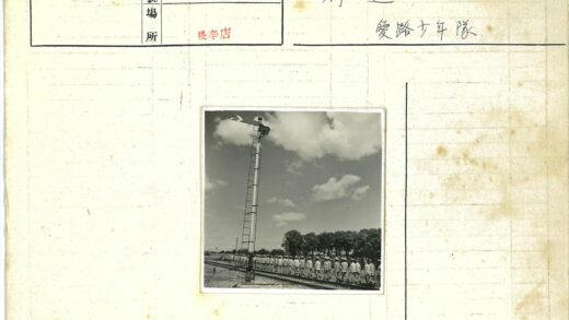 铁路信号下的人群行走.jpg