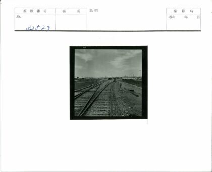 铁路信号与田野远山景.jpg