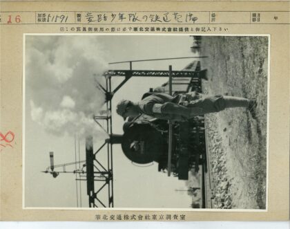 铁路信号塔旁的军人与蒸汽火车.jpg