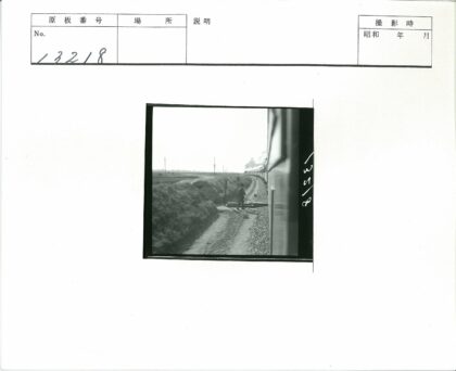 铁路信号旁火车冒烟田野风光.jpg