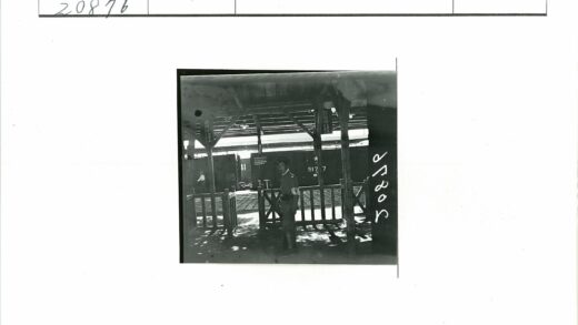 铁路制服与木结构站台.jpg