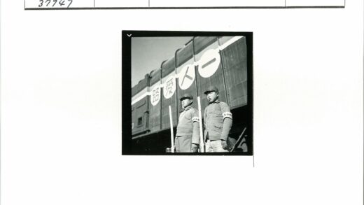 铁路制服人员与火车横幅合影.jpg