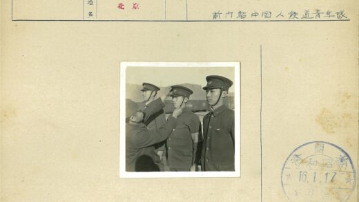 铁路制服人员整理帽子.jpg