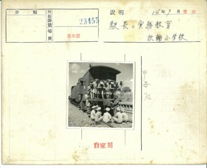 铁路制服人员站台与铁轨工作场景.jpg