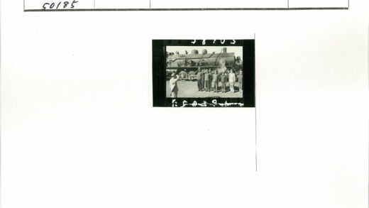 铁路员工向蒸汽机车敬礼合影.jpg