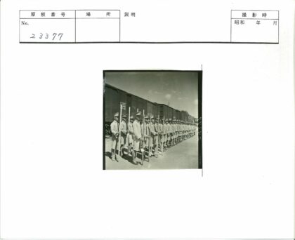 铁路员工持棍列队执勤.jpg