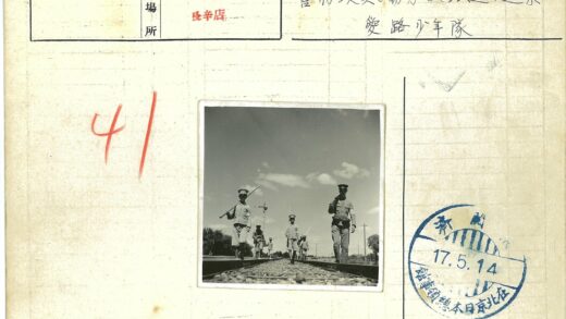 铁路巡线员巡查铁轨工作场景.jpg