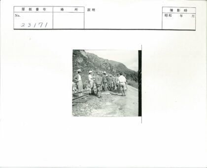 铁路工人与山景合影.jpg