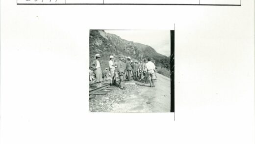 铁路工人与山景合影.jpg
