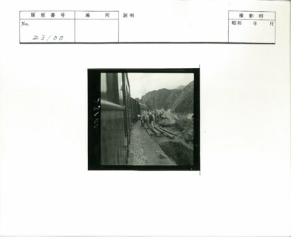 铁路工人与帐篷营地群山背景.jpg