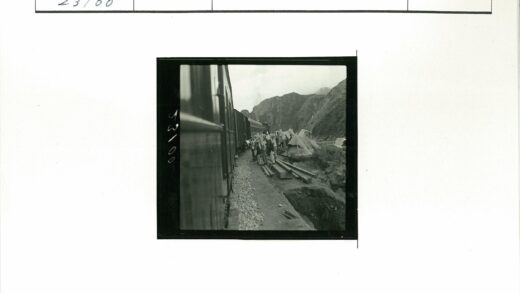 铁路工人与帐篷营地群山背景.jpg