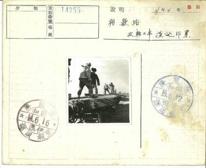 铁路工人与平板车工作场景.jpg