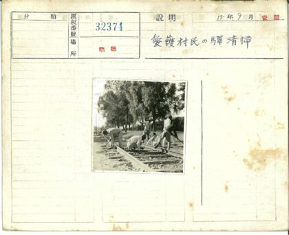 铁路工人与林间铁轨工作场景.jpg