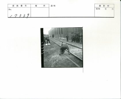 铁路工人与砖砌建筑历史场景.jpg