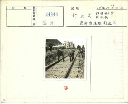 铁路工人与蒸汽机车工作场景.jpg
