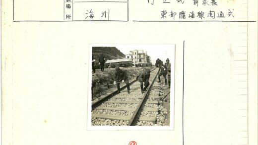 铁路工人与蒸汽机车工作场景.jpg