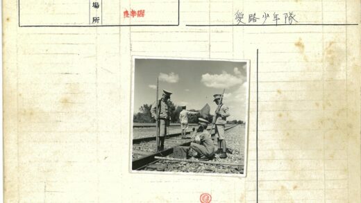 铁路工人举旗作业现场.jpg