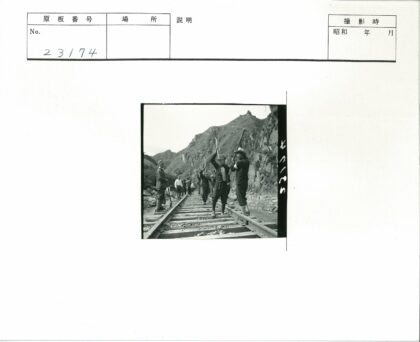 铁路工人修复岩石区铁轨.jpg