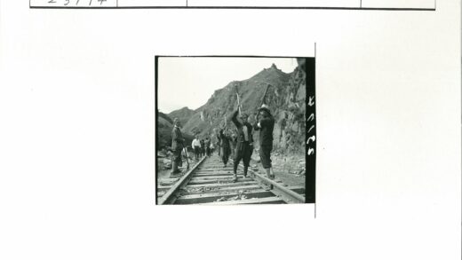 铁路工人修复岩石区铁轨.jpg