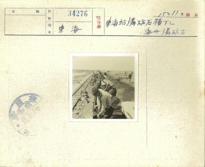 铁路工人修复铁轨历史影像.jpg