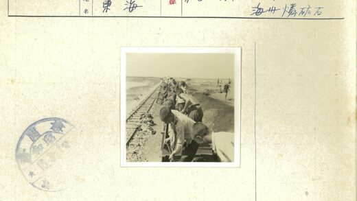 铁路工人修复铁轨历史影像.jpg