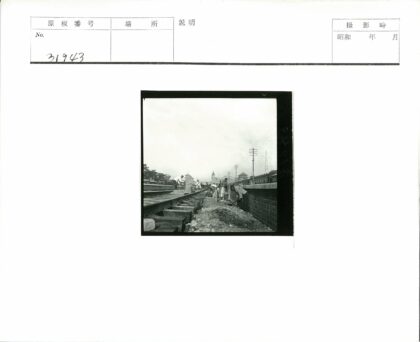 铁路工人修建铁轨历史场景.jpg