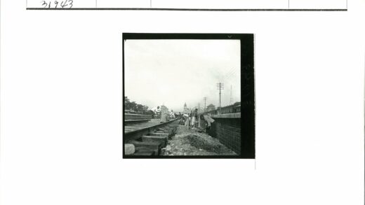 铁路工人修建铁轨历史场景.jpg
