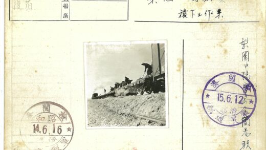 铁路工人修筑铁轨工作场景.jpg