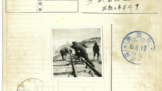 铁路工人在石质地形施工.jpg