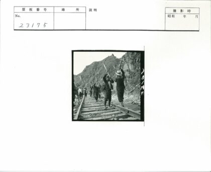铁路工人岩石山脉施工.jpg