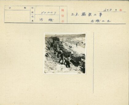 铁路工人干旱地区挖掘施工.jpg