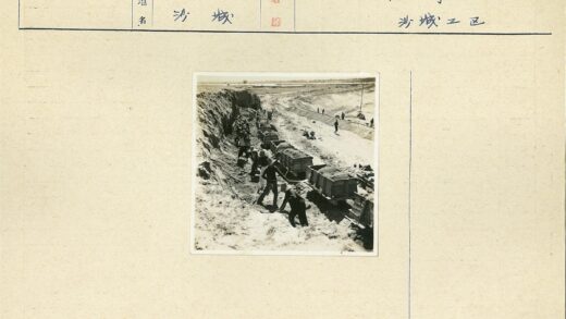 铁路工人干旱地区挖掘施工.jpg