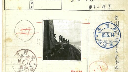 铁路工人平板车厢作业纪实.jpg