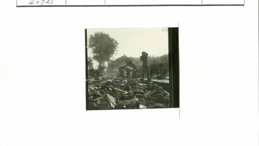铁路工人户外搬运重物工作场景.jpg