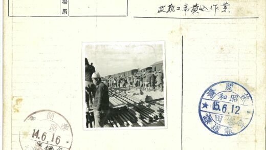 铁路工人搬运铁轨工作场景.jpg